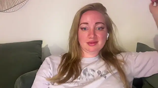 Snapshot of arielsweetieee chatting on July 4, 2026, 9:43 pm arielsweetieee online show from July 4, 2026, 9:43 pm
