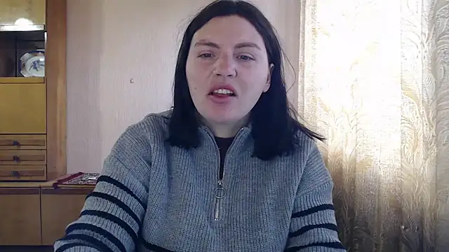 AlinaxJames online show from May 1, 2026, 11:48 am