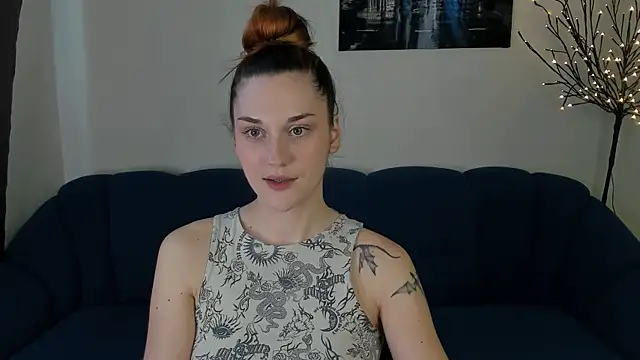 Snapshot of elani_lune chatting on June 20, 2026, 9:23 am elani lune online show from June 20, 2026, 9:23 am