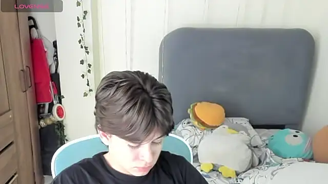 Snapshot of Felixzyn chatting on June 18, 2026, 7:29 pm Felixzyn online show from June 18, 2026, 7:29 pm
