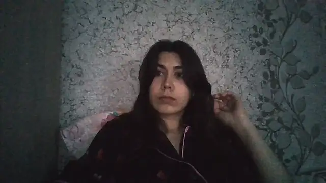 AliceDiamond5432 online show from May 2, 2026, 5:18 pm