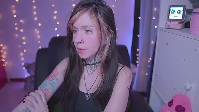 Snapshot of -VKatt chatting on May 4, 2026, 3:24 am -VKatt online show from May 4, 2026, 3:24 am