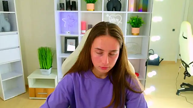 NadinnL online show from April 21, 2026, 6:52 am