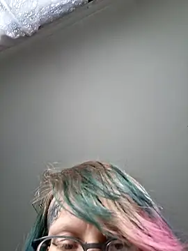 cutiethrash online show from April 21, 2026, 11:18 pm