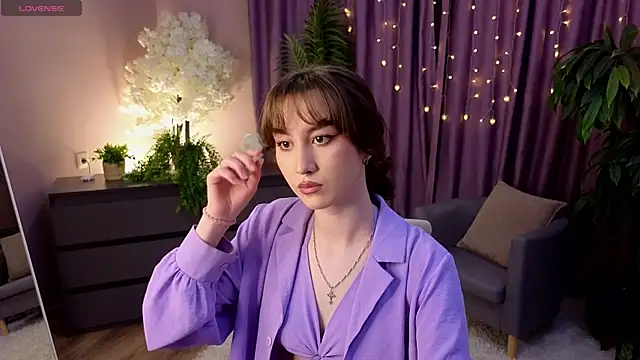 Snapshot of LouiseEvans chatting on April 28, 2026, 11:37 am LouiseEvans online show from April 28, 2026, 11:37 am