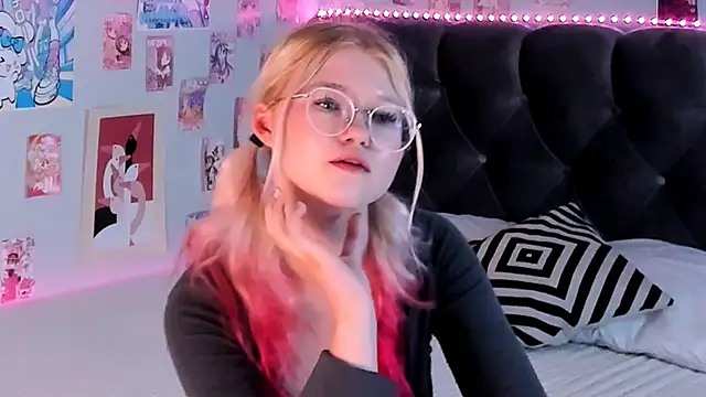 Snapshot of LunariaFox chatting on May 31, 2026, 6:09 pm LunariaFox online show from May 31, 2026, 6:09 pm