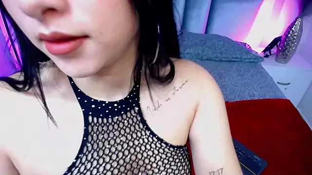 Snapshot of EmmyCastillo chatting on July 7, 2026, 2:10 pm EmmyCastillo online show from July 7, 2026, 2:10 pm