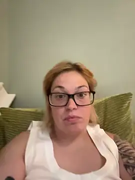 Snapshot of SecretRavenXO chatting on May 7, 2026, 9:53 pm SecretRavenXO online show from May 7, 2026, 9:53 pm