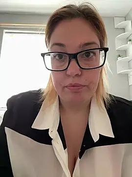 SecretRavenXO online show from June 12, 2026, 9:19 am