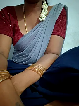 Snapshot of Tamil_Hot_HoneyBee chatting on June 26, 2026, 2:43 pm Tamil Hot HoneyBee online show from June 26, 2026, 2:43 pm