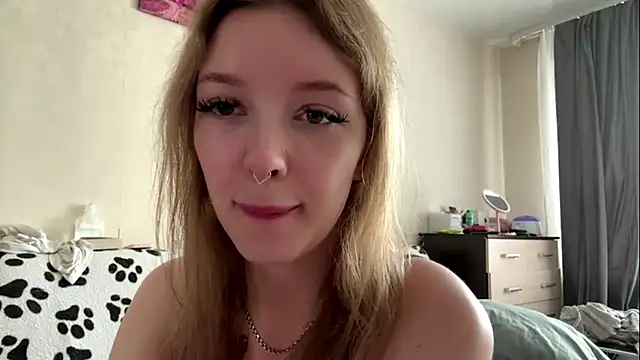 Snapshot of Elinthegreat chatting on July 6, 2026, 9:39 am Elinthegreat online show from July 6, 2026, 9:39 am