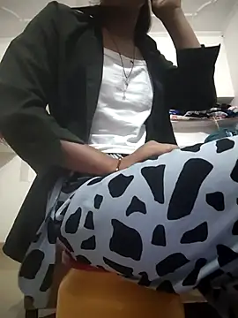 Snapshot of ESHA-LOVE chatting on May 4, 2026, 12:28 am ESHA-LOVE online show from May 4, 2026, 12:28 am