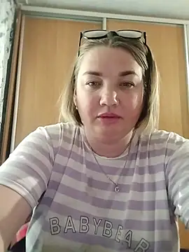 Snapshot of MiyaOlliver chatting on June 5, 2026, 3:51 pm MiyaOlliver online show from June 5, 2026, 3:51 pm