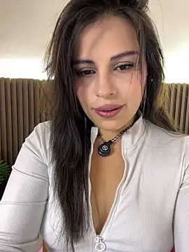 Yenifer 27 online show from July 25, 2026, 12:20 am