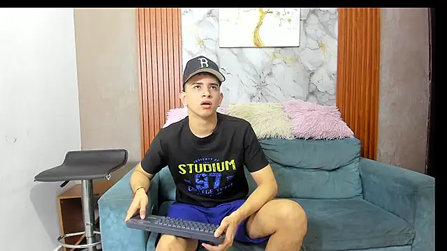 Snapshot of LOVE_GUYS1 chatting on June 21, 2026, 1:46 pm LOVE GUYS1 online show from June 21, 2026, 1:46 pm