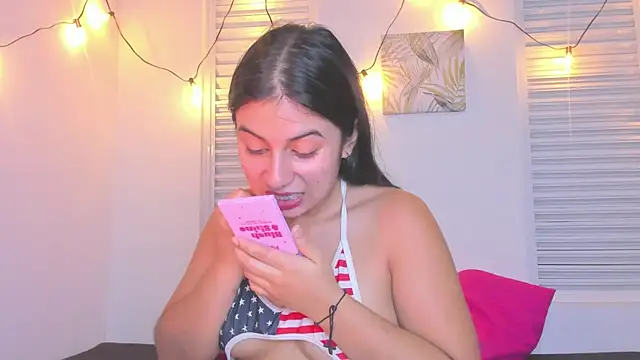 VictoriaaLopez online show from July 4, 2026, 2:01 pm
