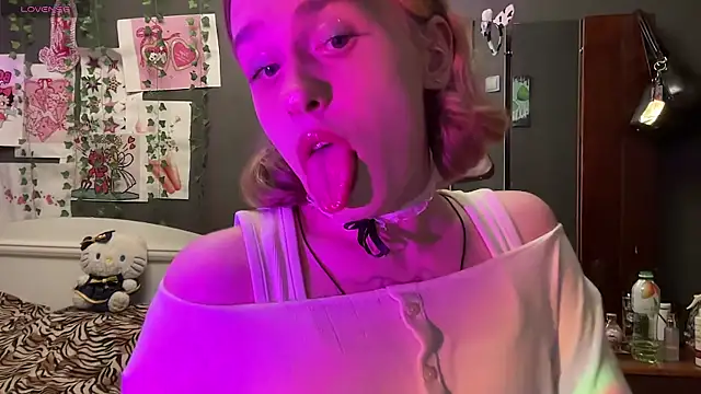 Snapshot of Miss_Amy00 chatting on August 3, 2026, 12:42 am Miss Amy00 online show from August 3, 2026, 12:42 am