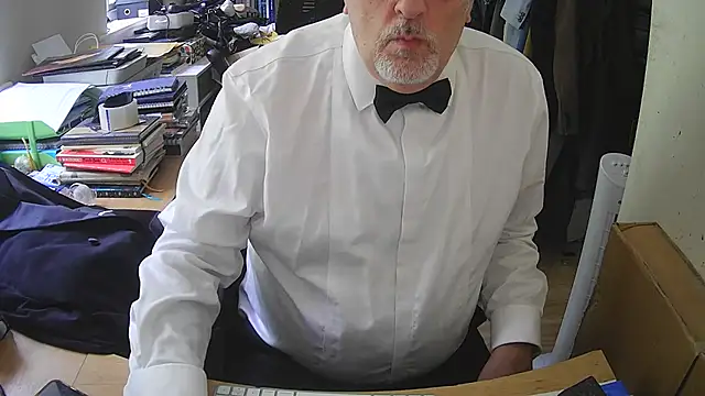 Snapshot of SuitedSub63 chatting on August 5, 2026, 1:25 pm SuitedSub63 online show from August 5, 2026, 1:25 pm