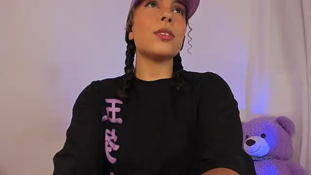 Snapshot of Violetta_cam_ chatting on May 15, 2026, 2:18 am Violetta cam online show from May 15, 2026, 2:18 am