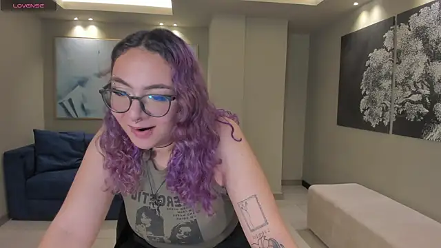Snapshot of LoiseHarper chatting on May 9, 2026, 6:57 pm LoiseHarper online show from May 9, 2026, 6:57 pm