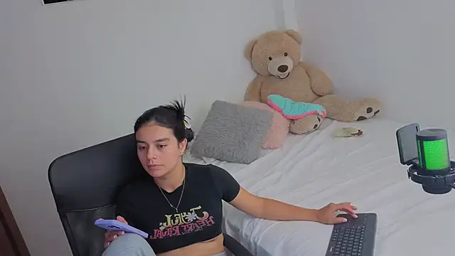 Snapshot of valerihouse_ chatting on May 20, 2026, 12:39 am valerihouse online show from May 20, 2026, 12:39 am