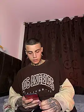 Snapshot of _valentinoooo chatting on July 10, 2026, 3:44 am valentinoooo online show from July 10, 2026, 3:44 am