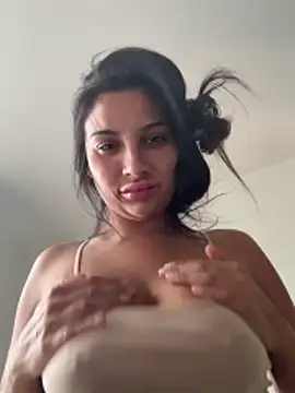 Snapshot of Miss_juicybabes chatting on June 1, 2026, 1:46 pm Miss juicybabes online show from June 1, 2026, 1:46 pm