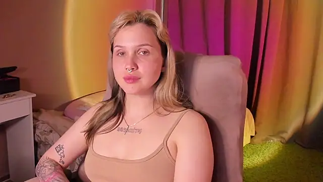 hellfirekiss online show from June 3, 2026, 2:33 pm