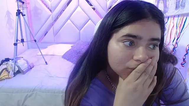 Snapshot of Laurha_ chatting on July 9, 2026, 7:29 pm Laurha online show from July 9, 2026, 7:29 pm