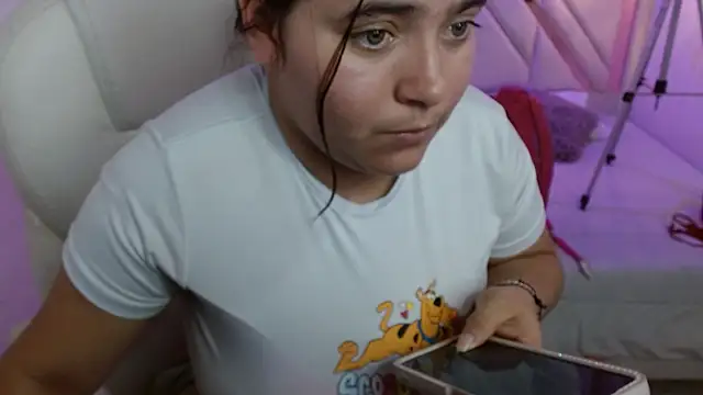 Snapshot of Laurha_ chatting on July 25, 2026, 8:17 pm Laurha online show from July 25, 2026, 8:17 pm