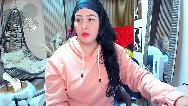 Snapshot of BBWLuxuryMuse chatting on July 25, 2026, 12:14 pm BBWLuxuryMuse online show from July 25, 2026, 12:14 pm