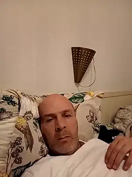 Iulian198128 online show from May 1, 2026, 7:51 pm