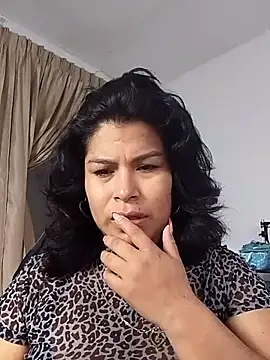 Aurorasaenz  online show from June 30, 2026, 12:17 pm