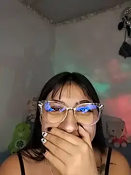 Snapshot of Kiara_Mirage chatting on May 19, 2026, 12:05 am Kiara Mirage online show from May 19, 2026, 12:05 am