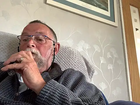 Snapshot of Moonraker64 chatting on May 4, 2026, 5:09 pm Moonraker64 online show from May 4, 2026, 5:09 pm