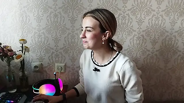 Snapshot of By_Mira chatting on May 30, 2026, 1:08 pm By Mira online show from May 30, 2026, 1:08 pm