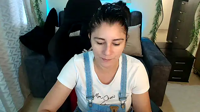 Snapshot of LUCYMILF_SEXY chatting on June 7, 2026, 3:38 pm LUCYMILF SEXY online show from June 7, 2026, 3:38 pm