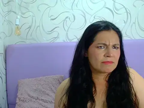 Snapshot of JenniferLondonx chatting on May 15, 2026, 9:44 pm JenniferLondonx online show from May 15, 2026, 9:44 pm
