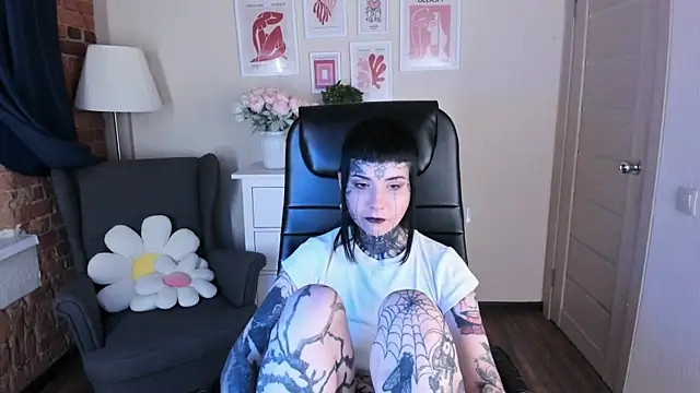 Snapshot of Bloood__Mary chatting on August 5, 2026, 8:33 pm Bloood Mary online show from August 5, 2026, 8:33 pm