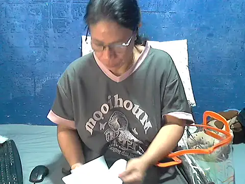 hotchilimom online show from April 16, 2026, 12:11 am