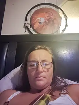Snapshot of Queenle91 chatting on May 16, 2026, 12:18 am Queenle91 online show from May 16, 2026, 12:18 am
