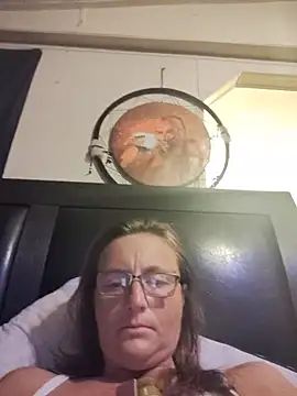 Snapshot of Queenle91 chatting on May 16, 2026, 12:29 am Queenle91 online show from May 16, 2026, 12:29 am