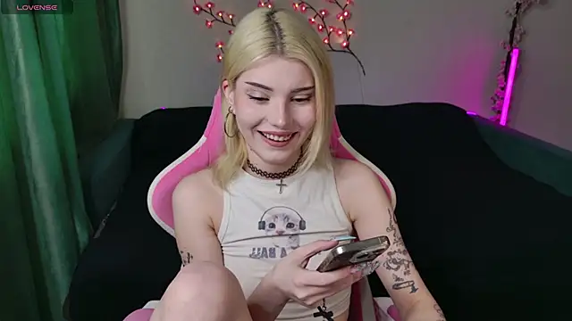 scarletbackwood online show from May 18, 2026, 11:49 am