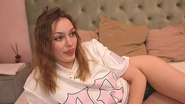 Snapshot of LeilaBie chatting on July 21, 2026, 7:38 pm LeilaBie online show from July 21, 2026, 7:38 pm