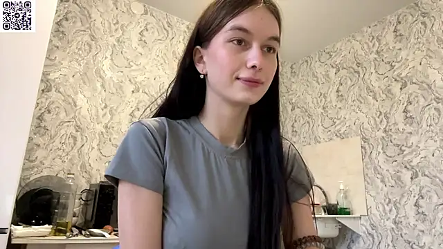 HinaDesire online show from May 8, 2026, 4:01 pm