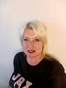 MollyyJoyy online show from May 13, 2026, 2:47 pm