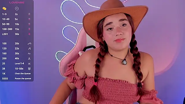 CharlotteBloom12 online show from May 7, 2026, 2:44 pm