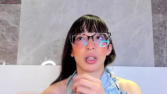 EmiliaBell  online show from May 19, 2026, 1:28 pm
