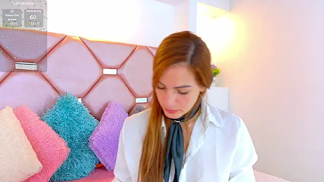 Juliia cruz  online show from June 5, 2026, 11:38 am