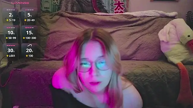 Snapshot of LeahBay chatting on July 18, 2026, 10:57 pm LeahBay online show from July 18, 2026, 10:57 pm